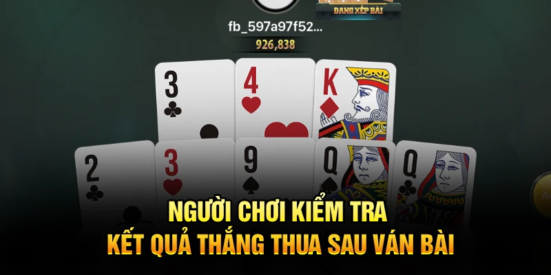 Người chơi kiểm tra kết quả thắng thua sau ván bài